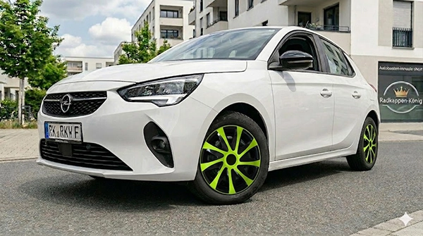 Ein weisser Opel Corsa mit der Radkappe RKK04 in schwarz/grün