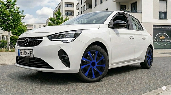 Ein weisser Opel Corsa mit der Radkappe RKK04 in schwarz/blau