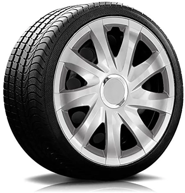 Ein Reifen mit Felge, auf der eine Radkappe des Modells RKK01 in silber ist.