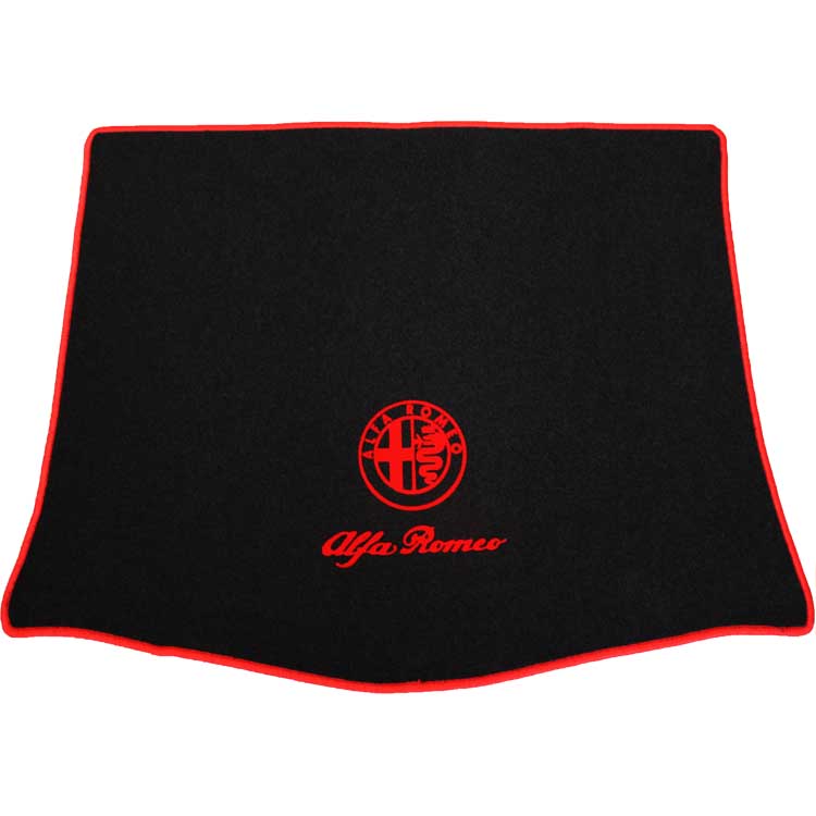 Eine Kofferraummatte für Alfa Giulietta in schwarz mit rotem Alfa Logo.
