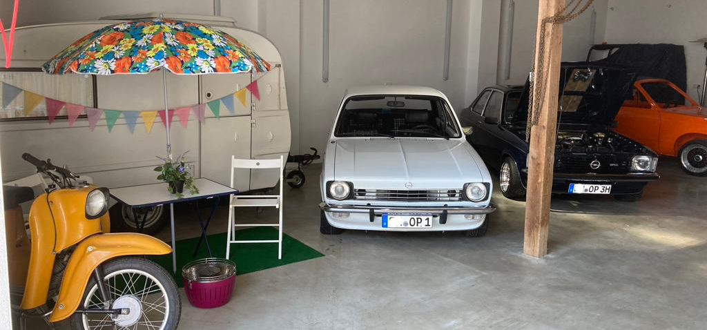 Joergs C Kadett Scheune mit 3 Kadett C, einem Qek Junior und einer Simson.